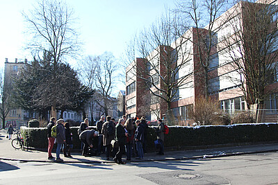Pressetermin zur Besichtigung der Mauerreste an der Ecke Martin-Luther-Straße/Wespienstraße, gegenüber der Ev. Familienbildungsstätte.