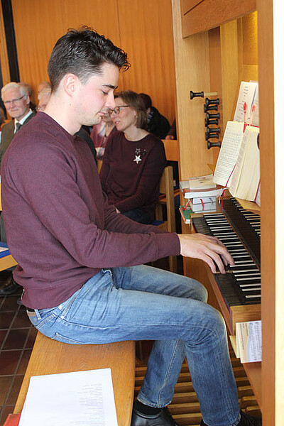 Nach dem Gottesdienst beglückwünschte Pfarrerin Schreiber ihren Organisten Sebastian Schmidke zur Aufnahme an einer Musikhochschule.