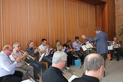 Musikalisch gestalteten der Chor "Calango" und der Pausaunenchor der Evangelischen Kirchengemeinde Aachen den Gottesdienst, gemeinsam mit Kantorin Elisabeth Popien an der Orgel.