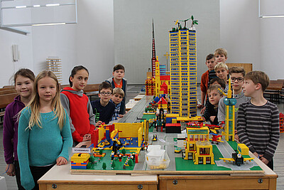 Einige Kinder der Gruppe vor der 10 Meter langen Lego-Stadt