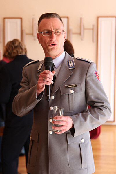 Oberst Carsten Brauner lobte sehr die  Arbeit Elke Gerickes, die sie seit auf Aufnahme ihrer Tätigkeit an den Bundeswehrstandorten geleistet habe