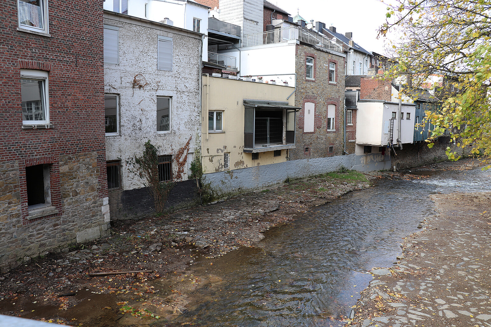 In Stolberg sind die Schäden noch deutlich zu sehen, welche der sonst harmlos wirkende Vichtbach im Juli verursacht hat.