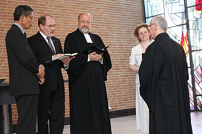 Superintendent Bruckhoff (3.v.l.) segnete Rolf Gündel gemeinsam mit Pfarrer Girsang, Pastor Thielmann und Pfarrerin Dani.