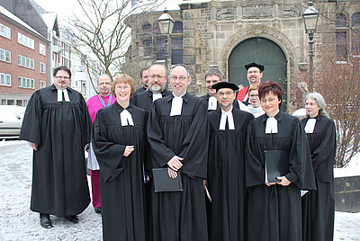 Bärbel und Joachim Büssow (Mitte) mit Superintendent Hans-Peter Bruckhoff sowie Presbyteriumsmitgliedern der Kirchengemeinde Aachen-Mitte und Gästen