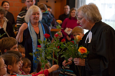 Die Kinder der Evangelischen Kindertagesstätte Am Kupferofen dankten Pfarrerin Brants mit einem Strauß Rosen