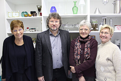 Gisela Voigt, Pfarrer Harry Haller, Doris Backx und Helgard Nellessen freuen sich über den guten Erfolg des "Diakonielädchens" im Gemeindezentrum