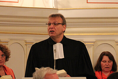 Pfarrer Jens Wegmann erläuterte in seiner Predigt den Zusammenhang zwischen Luthers Theologie und der Musik J.S. Bachs.