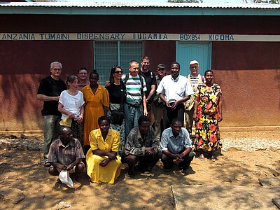 Die Reisegruppe aus dem Kirchenkreis Aachen mit tansanischen Begleitern auf der Rückseite der neuen Gesundheitsstation