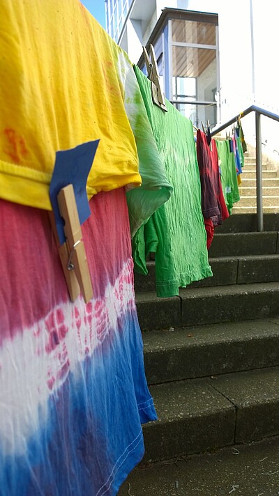 Gebatikte T-Shirts hängen vor der Auferstehungskirche zum Trocknen (Foto: Obrikat)