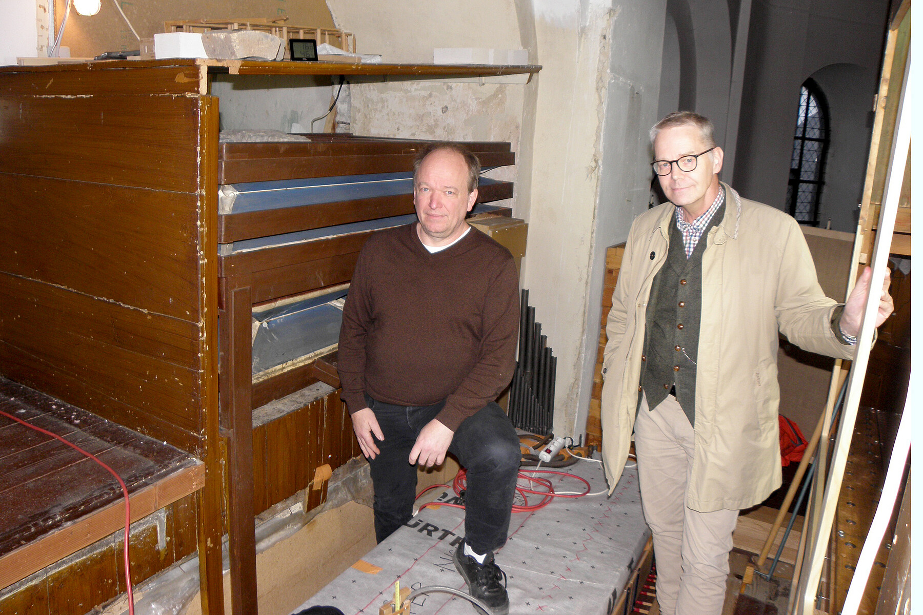 Pfarrer Jens-Peter Bentzin (r.) mit Matthias Wagner vor der Windlade der Roetgener Orgel.