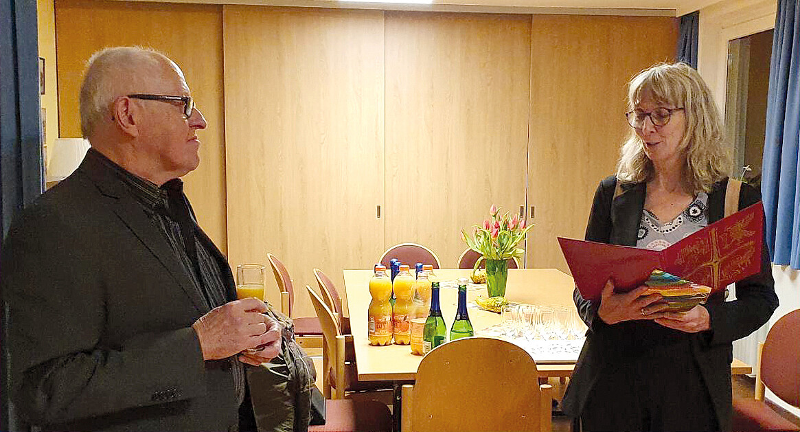 Dr. Britta Schwering aus der Lydia-Gemeinde Herzogenrath gratulierte Michael Bär nach dem festlichen Ordinationsgottesdienst.