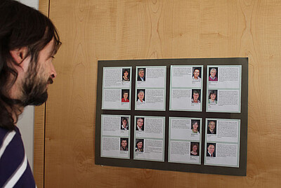 Die Kandidatenliste hing für Kurzentschlossene auch noch einmal mit Porträts im Wahlraum aus