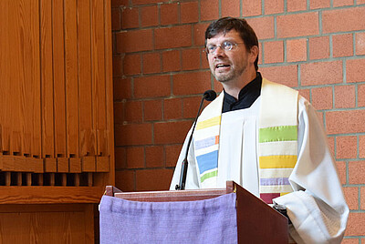 Pfarrer Frank Hendriks von der katholischen Pfarrei St. Gregor von Burtscheid predigte bei einem Kanzeltausch in der Immanuelkirche.