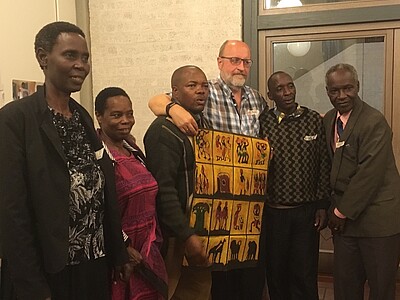 Superintendent Bruckhoff erhielt ein Gastgeschenk aus Tansania