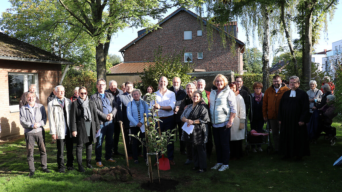 Zur Baumpflanzaktion im Johannesgarten mit Präses Dr. Thorsten Latzel waren viele Gäste zur Versöhnungskirche gekommen. 