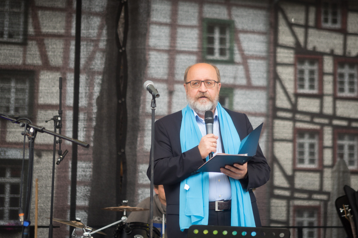 Superintendent Hans-Peter Bruckhoff sprach zu Beginn auf der Bühne auf dem Marktplatz.