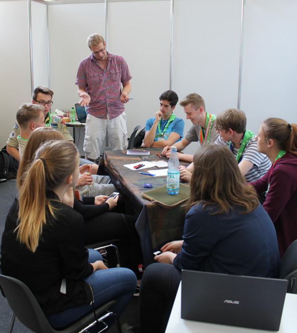 Mario Weißkopf erklärt den Jugendlichen das Spiel (Foto: C. Braun/Kirchenkreis)
