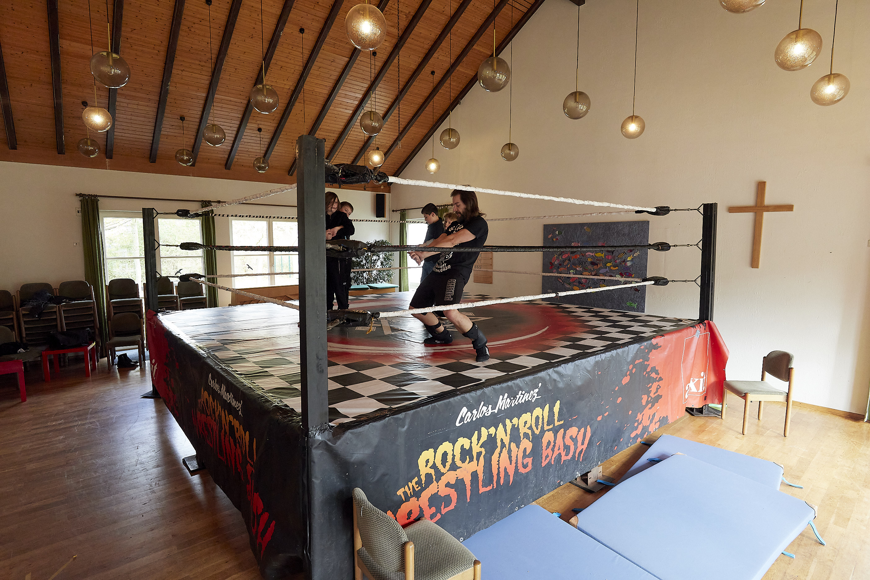 Der professionelle Wrestling-Ring wurde im Saal des Dietrich-Bonhoeffer-Hauses aufgebaut.