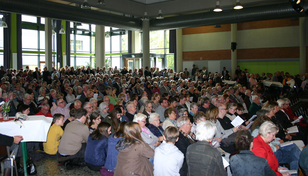 Die Aula des Gymnasiums in Baesweiler war mit 600 Gästen gut gefüllt.