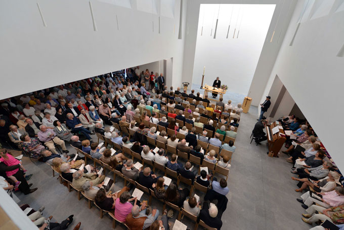 In die Genezareth-Kirche waren zur Eröffnung an die 600 Besucher gekommen.