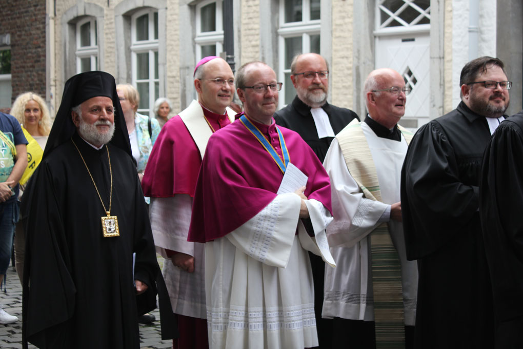 Priester verschiedener Konfessionen gemeinsam auf einem Pilgerweg: Die christlichen Konfessionen sind in Aachen auf einem gemeinsamen Weg und arbeiten vielfach zusammen, zum Beispiel bei ökumenischen Gottesdiensten oder Pilgerwegen.