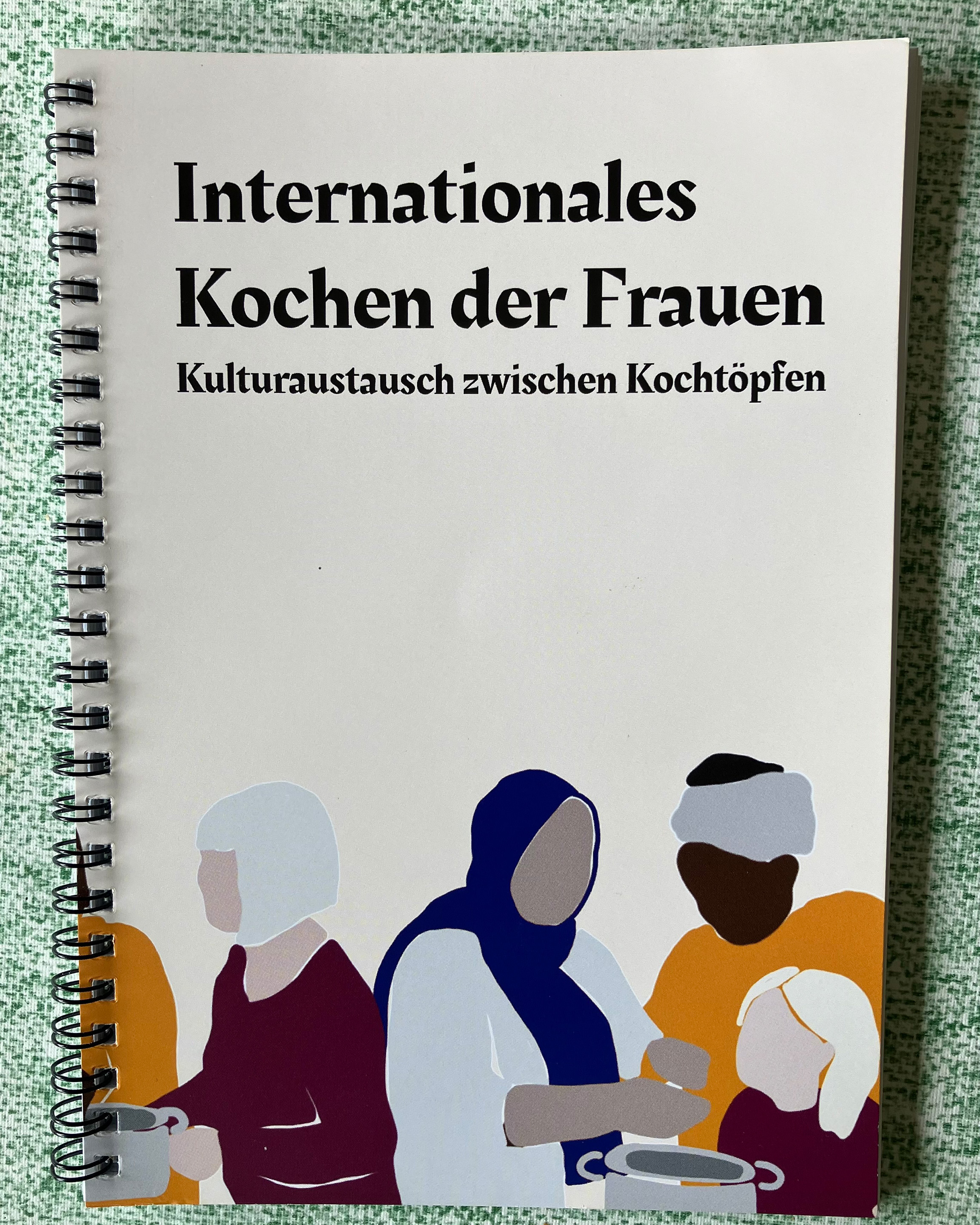 Cover Kochbuch: Zum vierten Mal hat die Frauenkochgruppe anlässlich des Jubiläums der Flüchtlingshilfe ihre Rezepte zu einem Kochbuch zusammengefasst.