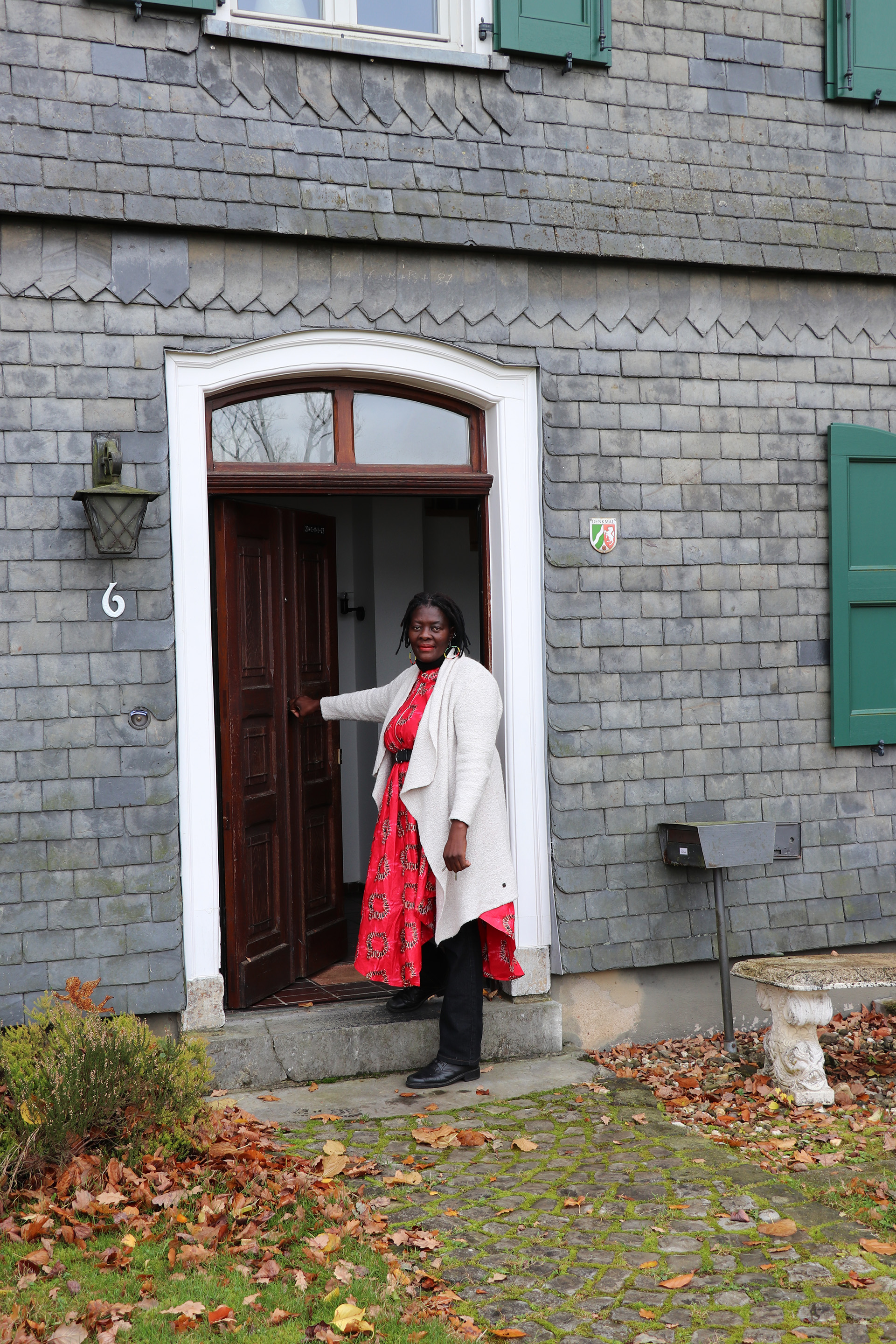 Kanjo Tjinyeka an der Haustür des Pfarrhauses: Die Pfarrerin lebt im denkmalgeschützten Pfarrhaus, das im Jahr 1784 fertiggestellt wurde. 