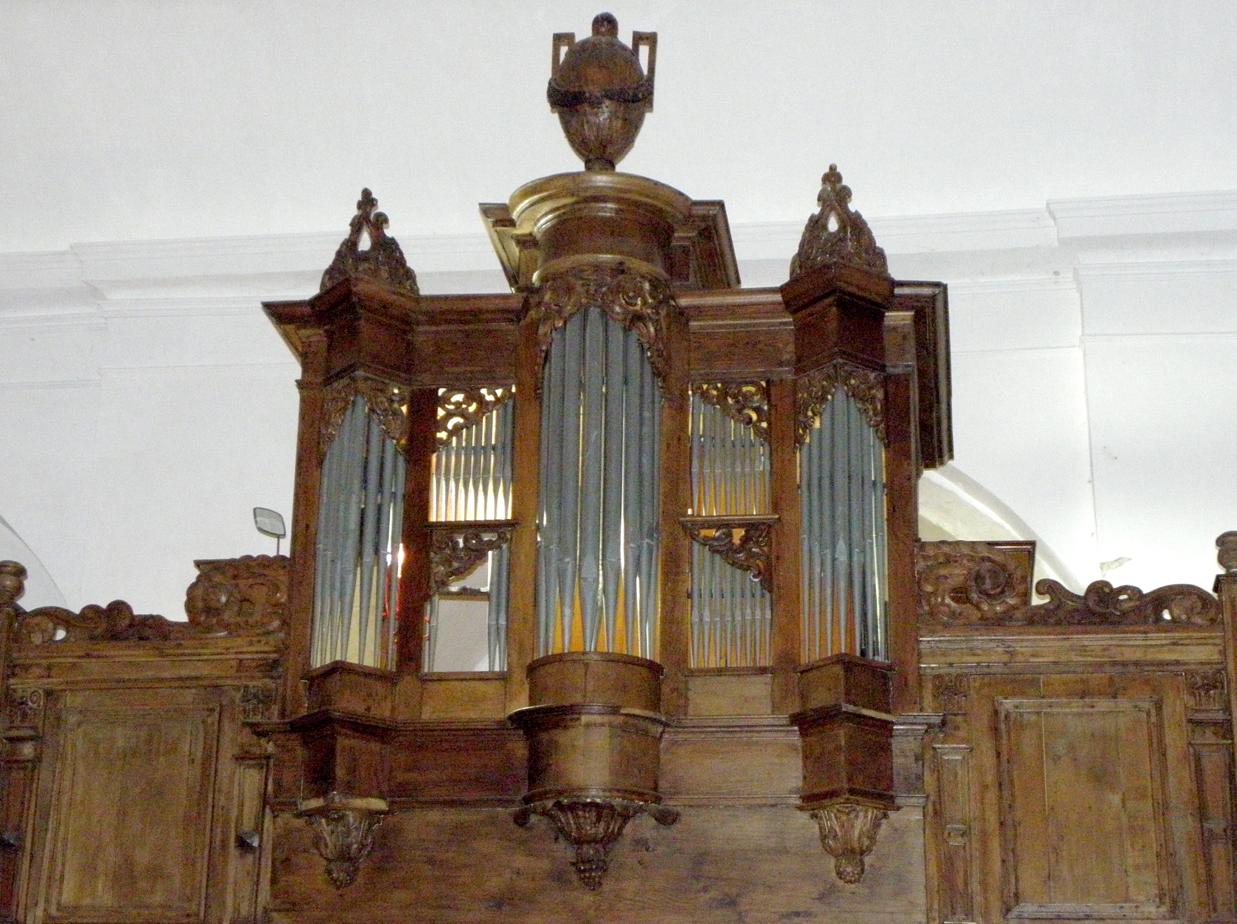 Die Orgel auf der Empore der Roetgener Kirche.