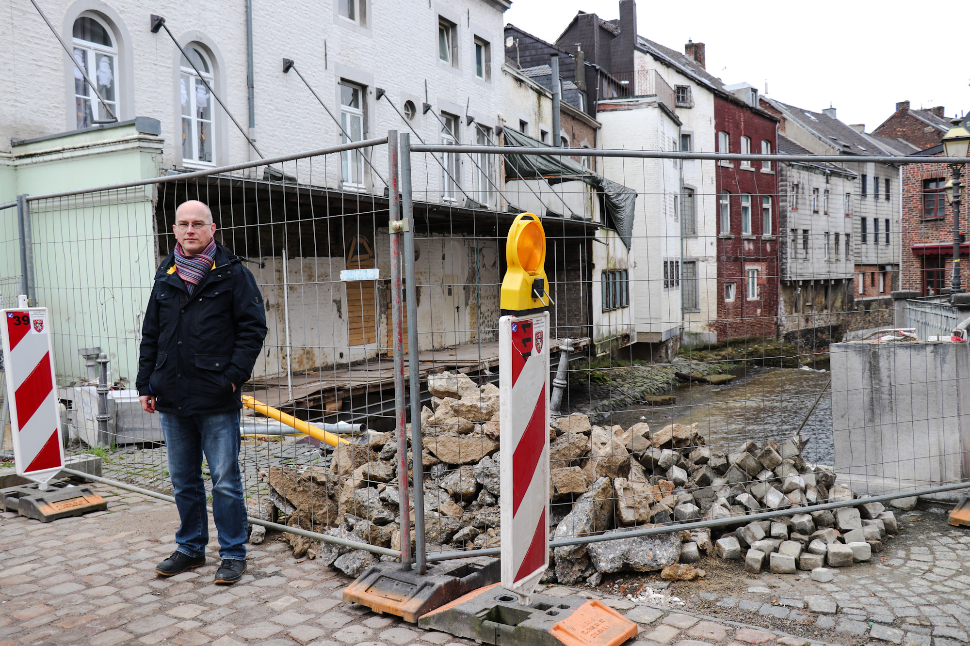 "Sich berühren lassen, ohne von der Flut mitgerissen zu werden.“ Pfarrer Wolfram Witthöft vor einem Straßenzug am Vichtbach. Die Schäden die das Hochwasser hinterlassen hat, sind noch immer unübersehbar. 