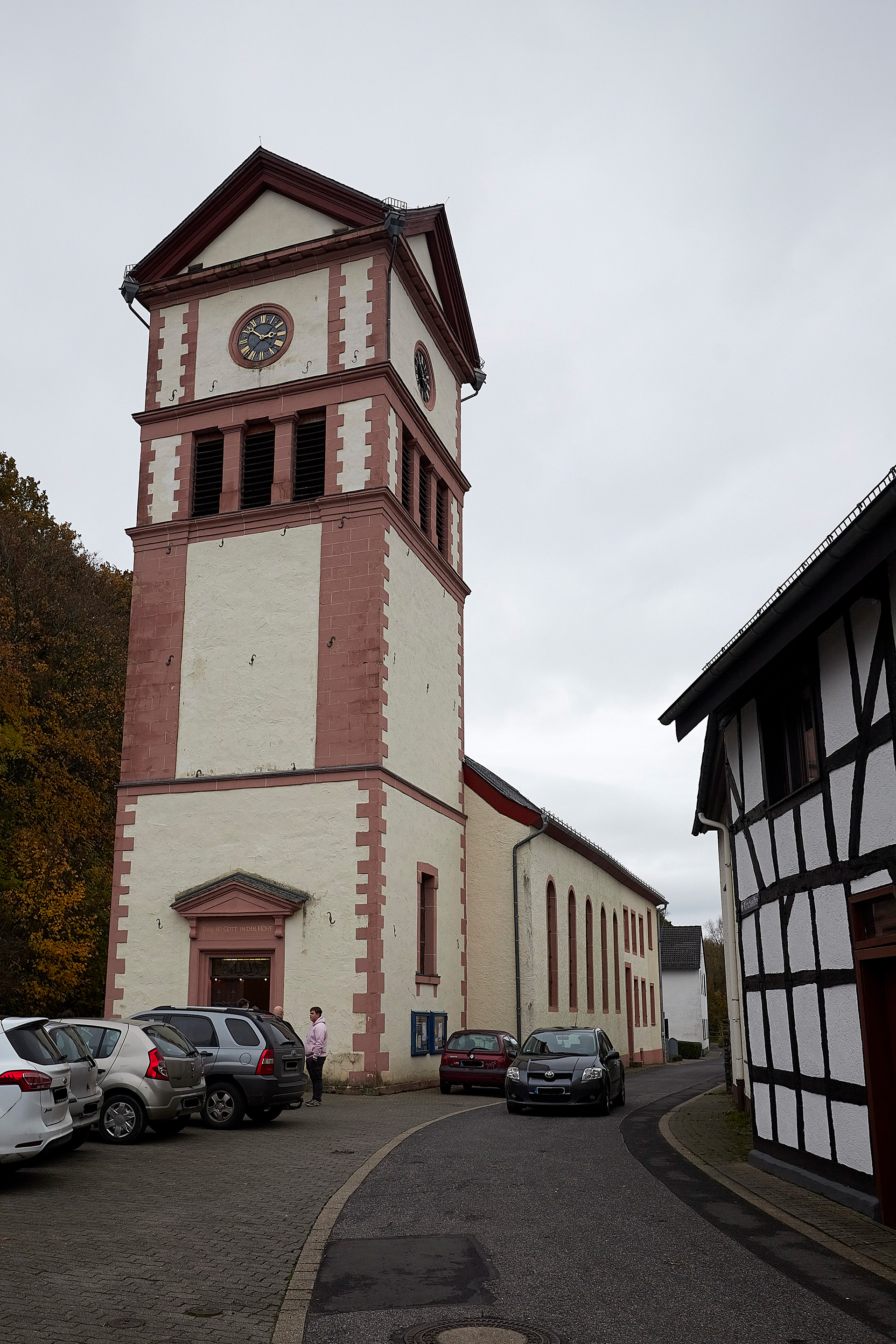 Nach dem Gottesdienst in der Hellenthaler Kirche gab es im gegenüber liegenden Gemeindehaus noch Gelegenheit zur persönlichen Verabschiedung.