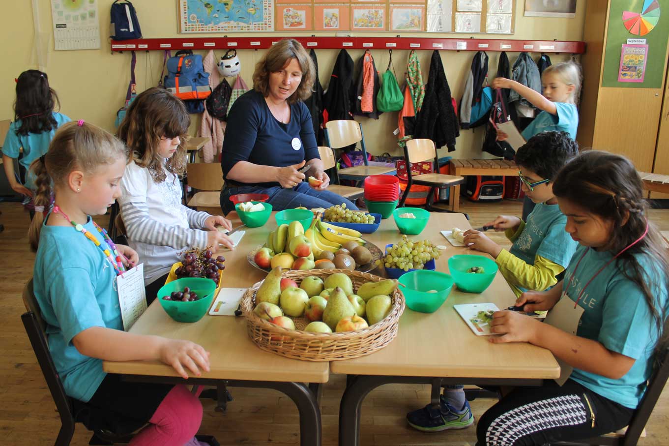 Während die 2b sich nur theoretisch mit dem Thema "Apfel" beschäftigt, schnippelten andere Kinder Obst für gesunde Spieße.