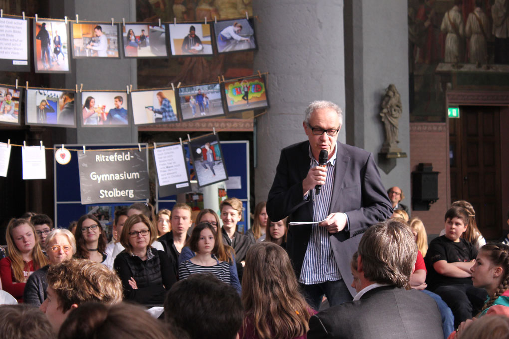 Der ehemalige Schulreferent Ulrich Kämmerer erläuterte als Laudator, warum die prämierten Kunstwerke die Jury überzeugten.