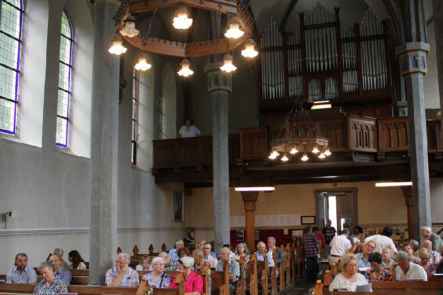 Menschen aus Deutschland, Belgien und den Niederlanden waren am Sonntag in die Friedenskirche in Eupen gekommen.
