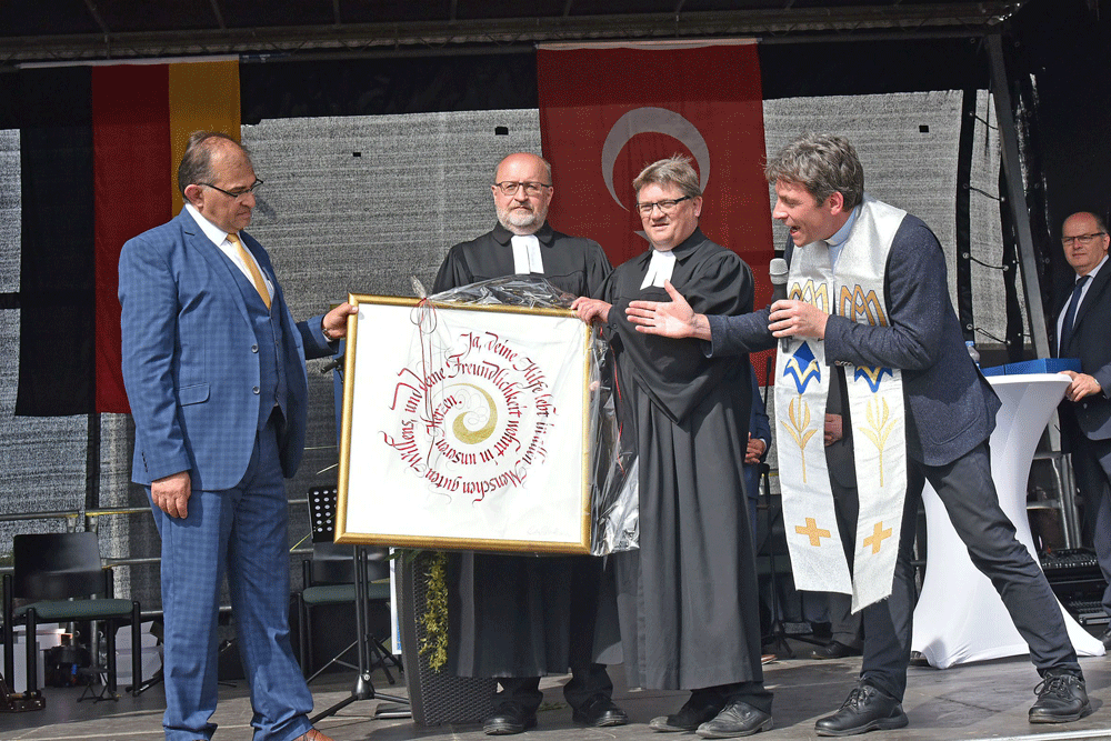 Zur Eröffnung der Yunus-Emre-Moschee in Aachen im Jahr 2018 überreichten Superintendent Hans-Peter Bruckhoff und Pfarrer Hans Christian Johnsen der muslimischen Gemeinde ein Geschenk.