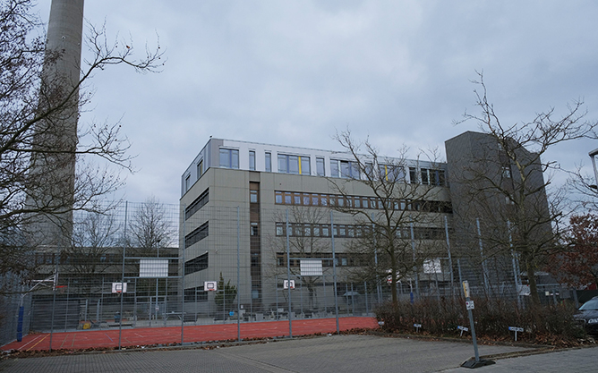 Außenansicht der Schule: Das Aachener Quartier ist das "Kompetenzzentrum für erzieherische Berufe Nürnberg" im Südosten der Stadt. 