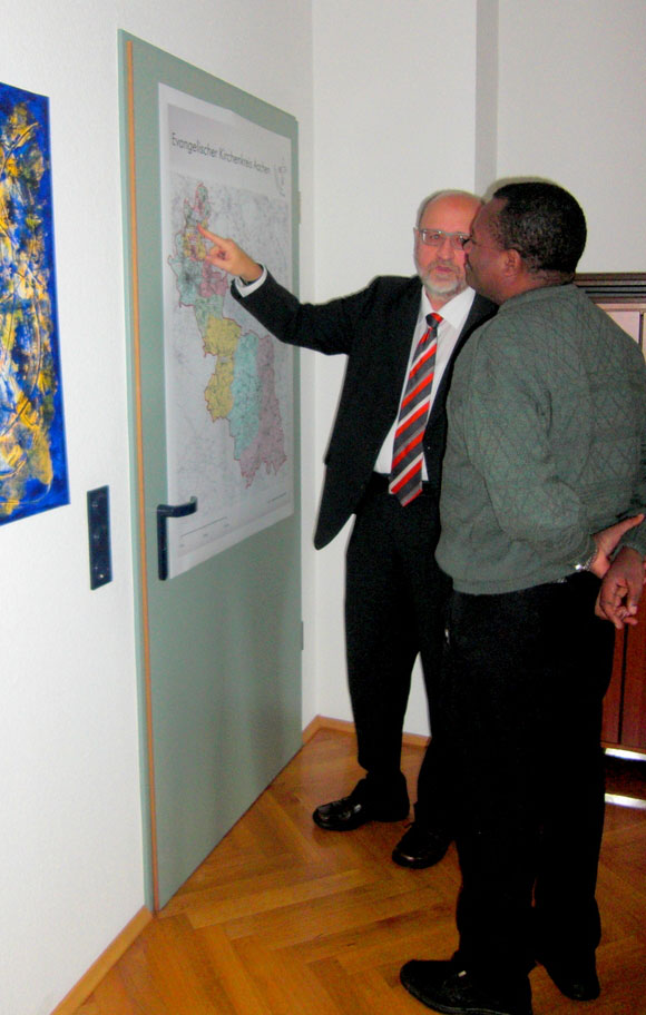 Superintendent Bruckhoff erläutert Bischof Keshomshahara eine Karte des Kirchenkreises Aachen