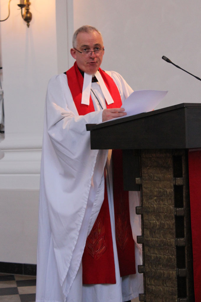 Reverend Canon Hilary Barber vom Halifax Minster predigte im Gottesdienst.