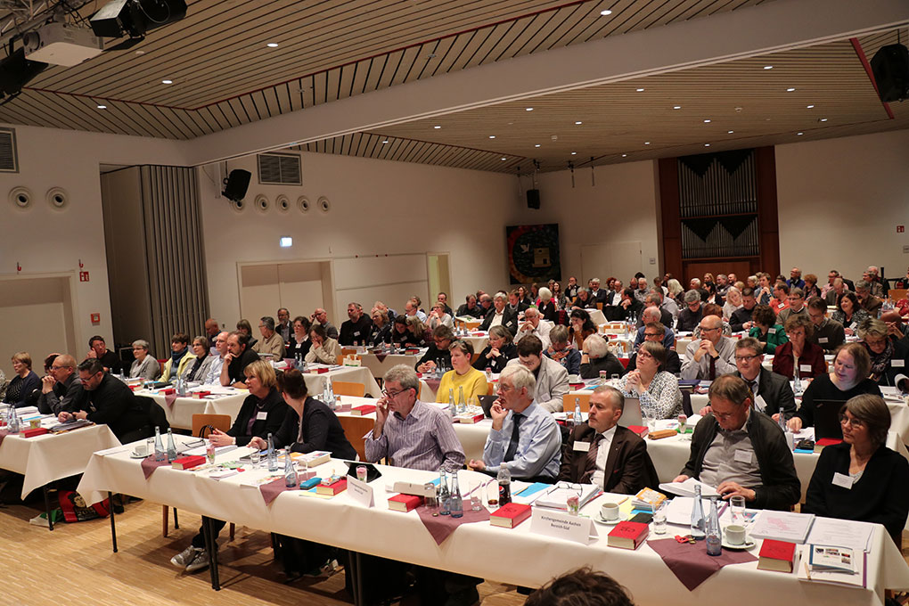 Bei den Tagungen der Kreissynode des Ev. Kirchenkreises Aachen sitzen normalerweise mehr als 100 Abgeordnete in einem Saal zusammen, so wie noch im November 2019 in Stolberg. 
