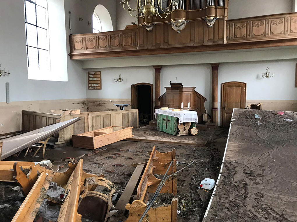 Der Boden der Kirche in Gemünd war mit zehn Zentimeter Schlamm gedeckt.