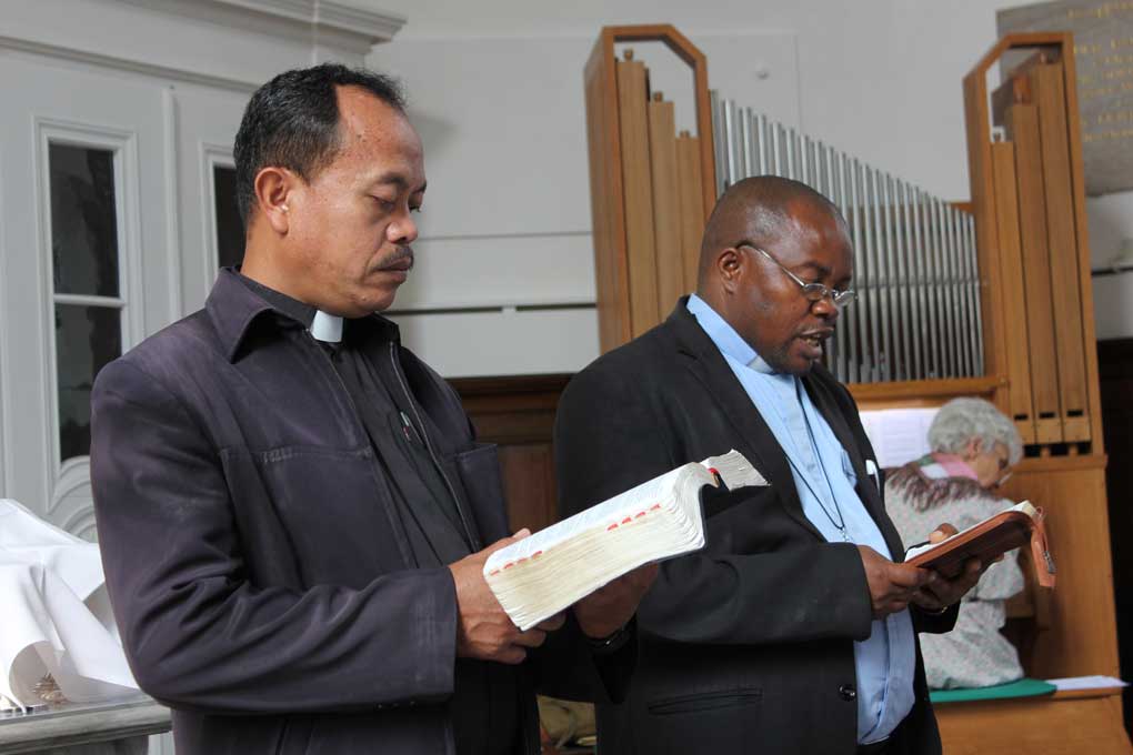 Reverend Pakpahan und Reverend Mashongole lasen auf Batak und Kisuaheli aus dem Epheserbrief