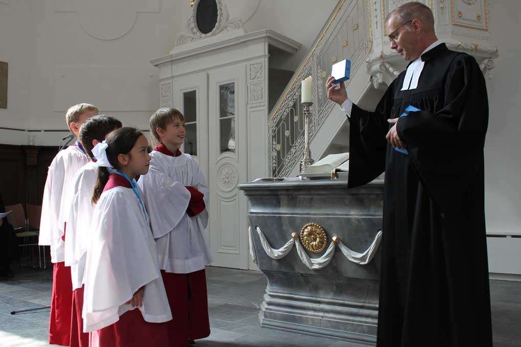 Die jüngsten Choristers erhielten von Pfarrer Bentzin eine Playmobil-Luther-Figur