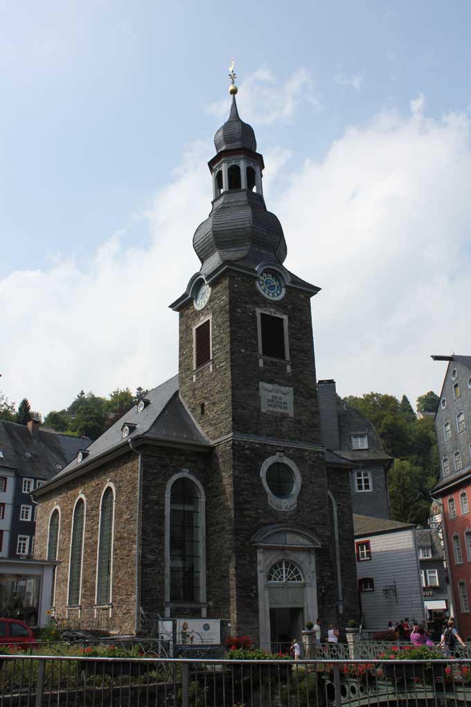 Die Ev. Stadtkirche Monschau liegt in der Mitte des idyllischen Eifelortes